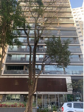A multi-story building with a modern design, featuring balconies and large windows. - Charlie Edição Jardim Paulista (São Paulo)