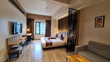 Studio Suite | Egyptian cotton sheets, premium bedding, in-room safe
