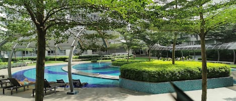 Una piscina al aire libre