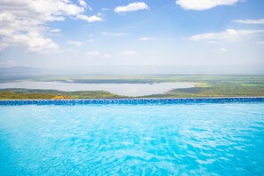 Outdoor pool - Lake Elementaita Mountain Lodge (Nakuru)