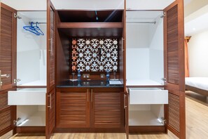 Executive Triple Room | In-room safe, laptop workspace, free WiFi, bed sheets - Lake Elementaita Mountain Lodge (Nakuru)