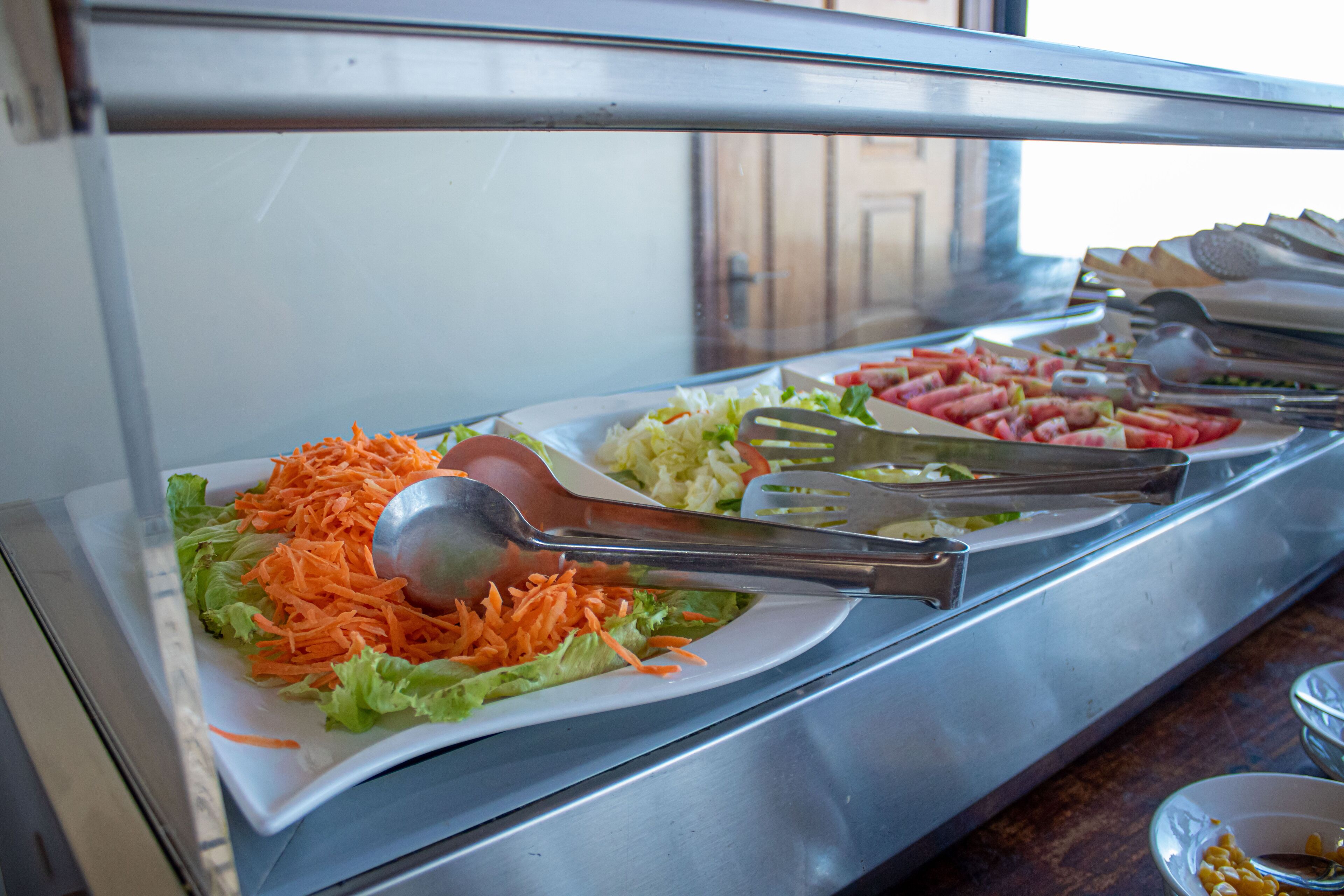 朝食 (コンチネンタル ブレックファスト)、毎日提供 (1 名様 1300 KES)