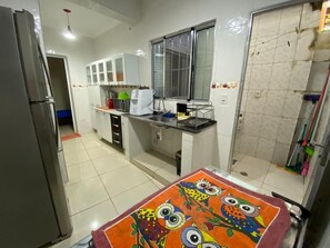 Geladeira, micro-ondas, cooktop, liquidificador