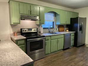 Kühlschrank, Mikrowelle, Ofen, Herdplatte