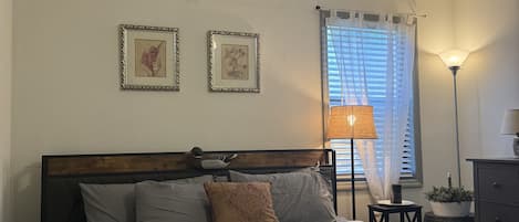 3 habitaciones, escritorio, tabla de planchar con plancha y wifi