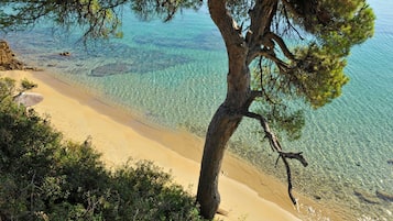 On the beach, white sand, sun-loungers, beach towels