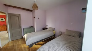 3 bedrooms, iron/ironing board, travel cot, free WiFi - The fountains (Laives)