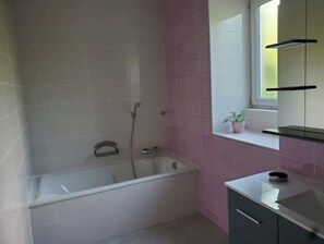 Baignoire, serviettes fournies, papier toilette