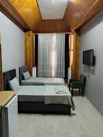 高档床上用品、羽绒被、办公桌、笔记本电脑工作区