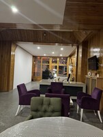 39-inch Smart TV with satellite channels, TV