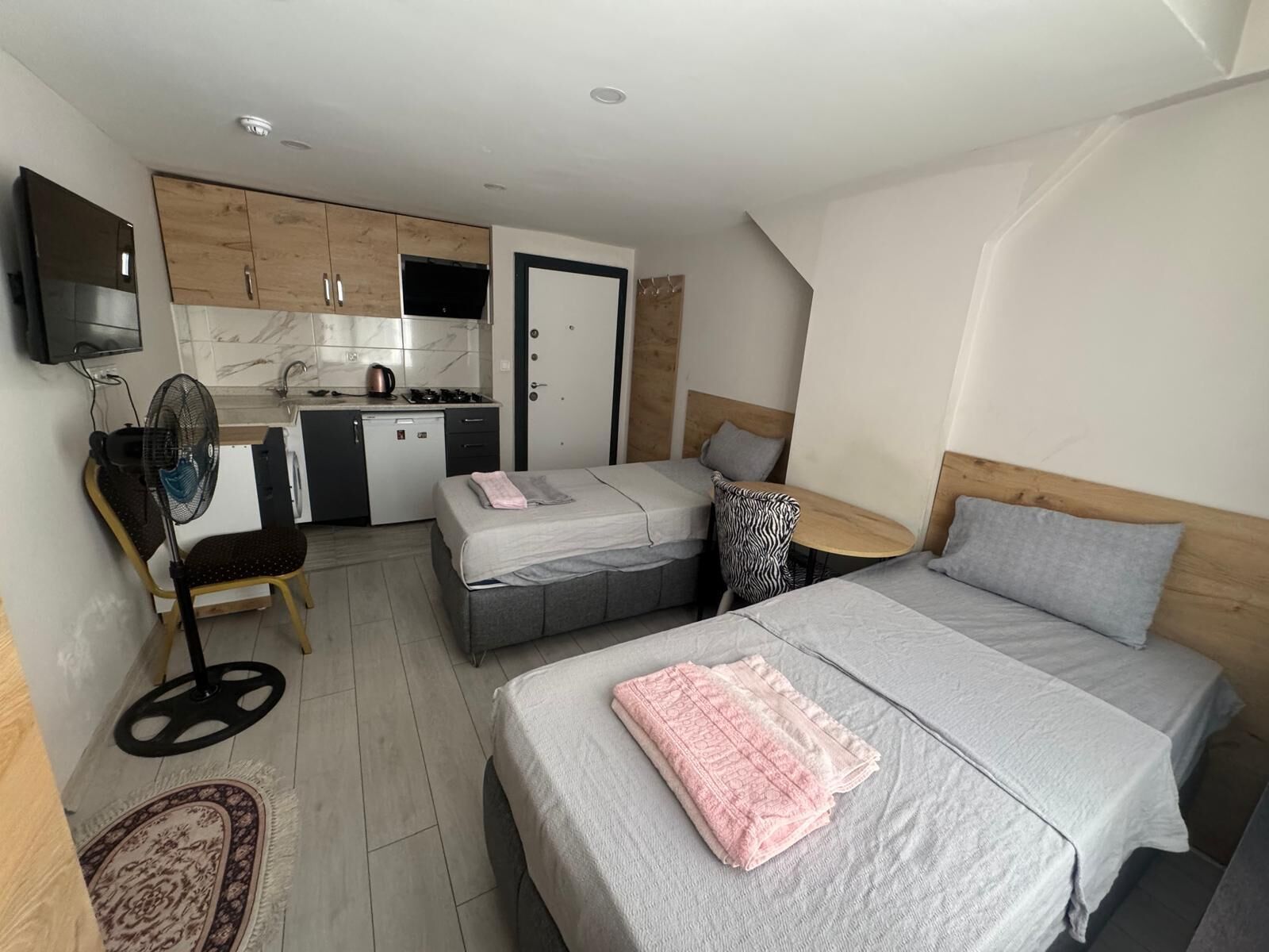 Habitación estándar | Ropa de cama de alta calidad, edredón y escritorio 