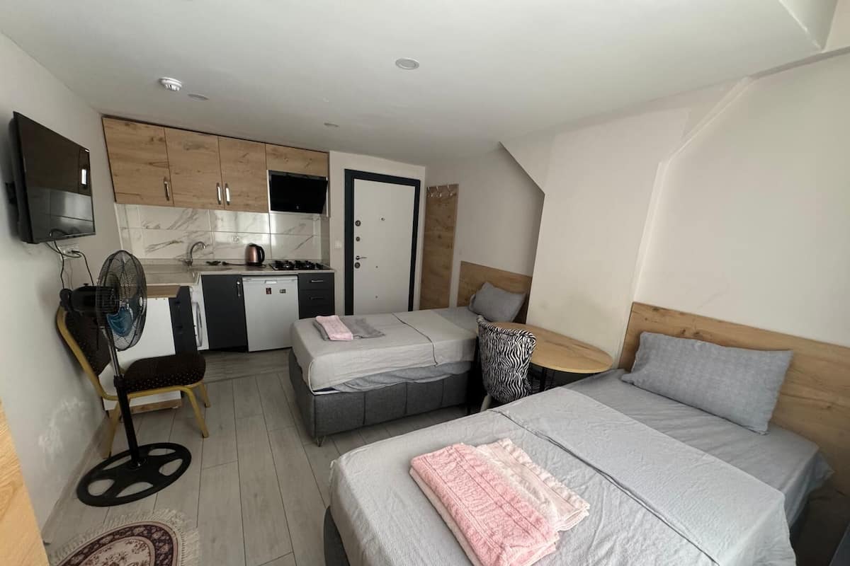 Habitación estándar | Ropa de cama de alta calidad, edredón y escritorio