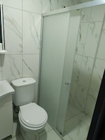 Pantuflas, toallas, jabón, shampoo