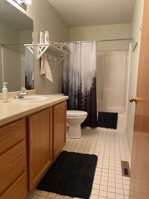 Shower, hair dryer, towels, soap - Spacious 4BD 3Bth townhouse on the peninsula! (Onamia)
