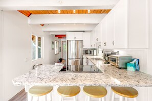 Geladeira, micro-ondas, fogão, cooktop