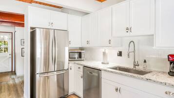 Frigorífic, microones, forn i placa de cuina