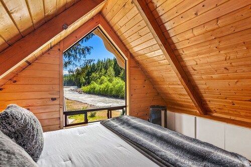 Riverside cabin near Mount Rainier with hot tub!