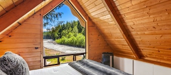 Riverside cabin near Mount Rainier with hot tub!
