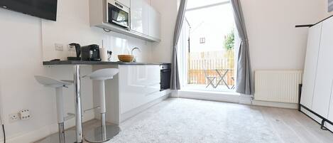 Refrigerador, microondas, horno y parrilla de estufa