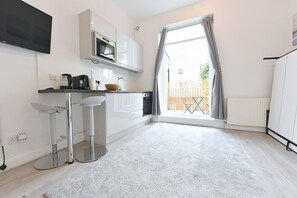 Fridge, microwave, oven, stovetop - LG 2-2 · London Studios Shepherds Bush near Central Line (Greater London)