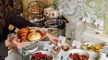 Café da manhã com buffet todos os dias mediante uma taxa