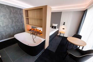 ラグジュアリー ダブルルーム | 高級寝具、セーフティボックス (室内)、防音設備、WiFi (無料)