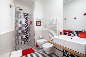 Dutxa, assecador de cabells, bidet i tovalloles 