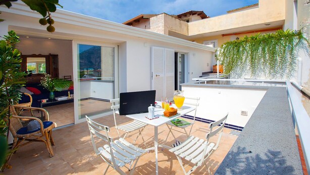 A patio with a table, chairs, and a laptop. - Casa Iommart with Terrace (Sant'Agnello)