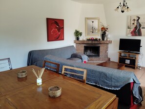 Smart TV, fireplace