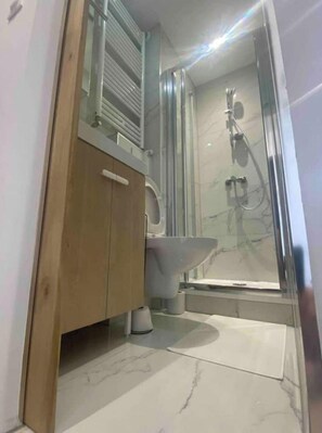 Shower, free toiletries, hair dryer, towels