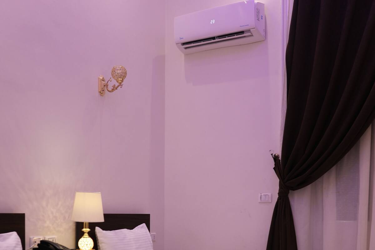 Minibar, cortinas blackout, wifi gratis y ropa de cama