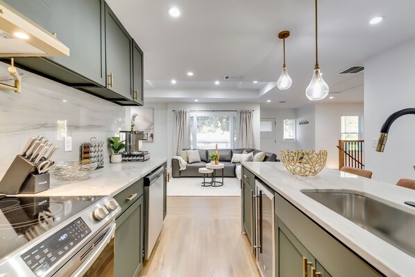 Refrigerador, microondas, horno y parrilla de estufa 