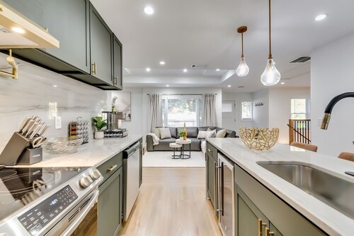 Luxury Modern, City Stay Getaway-minutes from Downtown