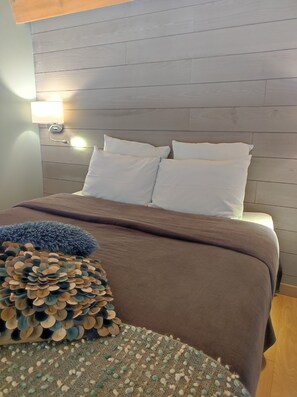 9 bedrooms, WiFi, bed sheets