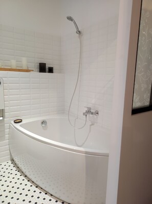 Shower, jetted tub, hair dryer, towels