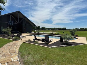 Una piscina al aire libre