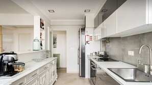 Kaffetrakter/tekoker, kjøleskap, mikrobølgeovn og ovn