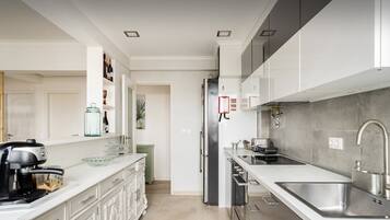 Geladeira, micro-ondas, fogão, cooktop