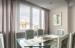 Dining - Room in apartment shared with other guests (Reboleira)