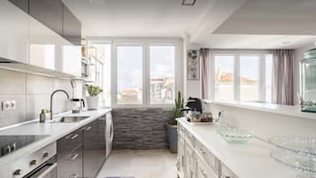 Geladeira, micro-ondas, fogão, cooktop