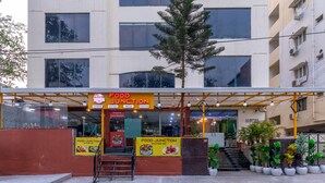 Un point de vente de nourriture avec une enseigne publicitaire indiquant que l’on y sert des plats chinois, des biryanis, des plats indiens et des spécialités tandoori.