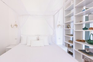 Escritorio, espacio para trabajar con laptop y wifi gratis 