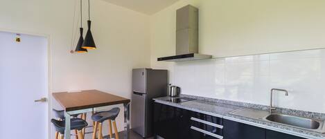 Refrigerador, microondas, parrilla de estufa y tetera eléctrica