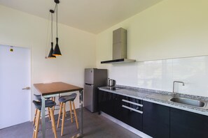 Kühlschrank, Mikrowelle, Herdplatte, Wasserkocher