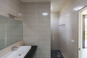 Douche, sèche-cheveux, savon, shampoing