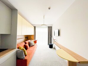 Studiosuite – comfort | Safe på rommet, blendingsgardiner og strykejern/-brett