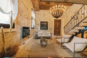 Loft | Área de sala de estar | Televisión LED de 32 pulgadas con canales vía satélite y televisión