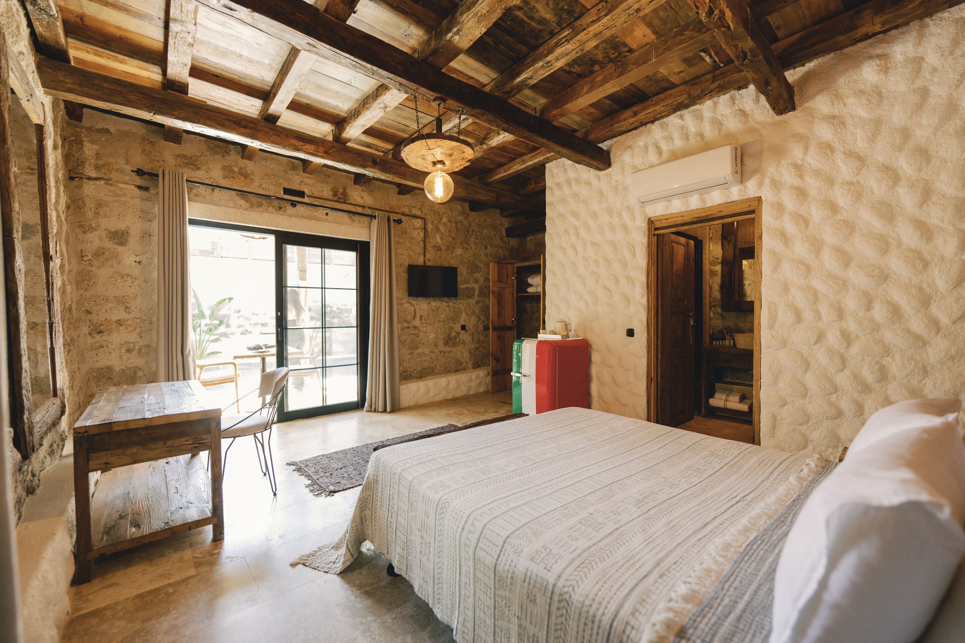 Egyptian cotton sheets, premium bedding, free minibar items, desk