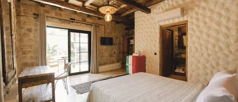 Egyptian cotton sheets, premium bedding, free minibar items, desk