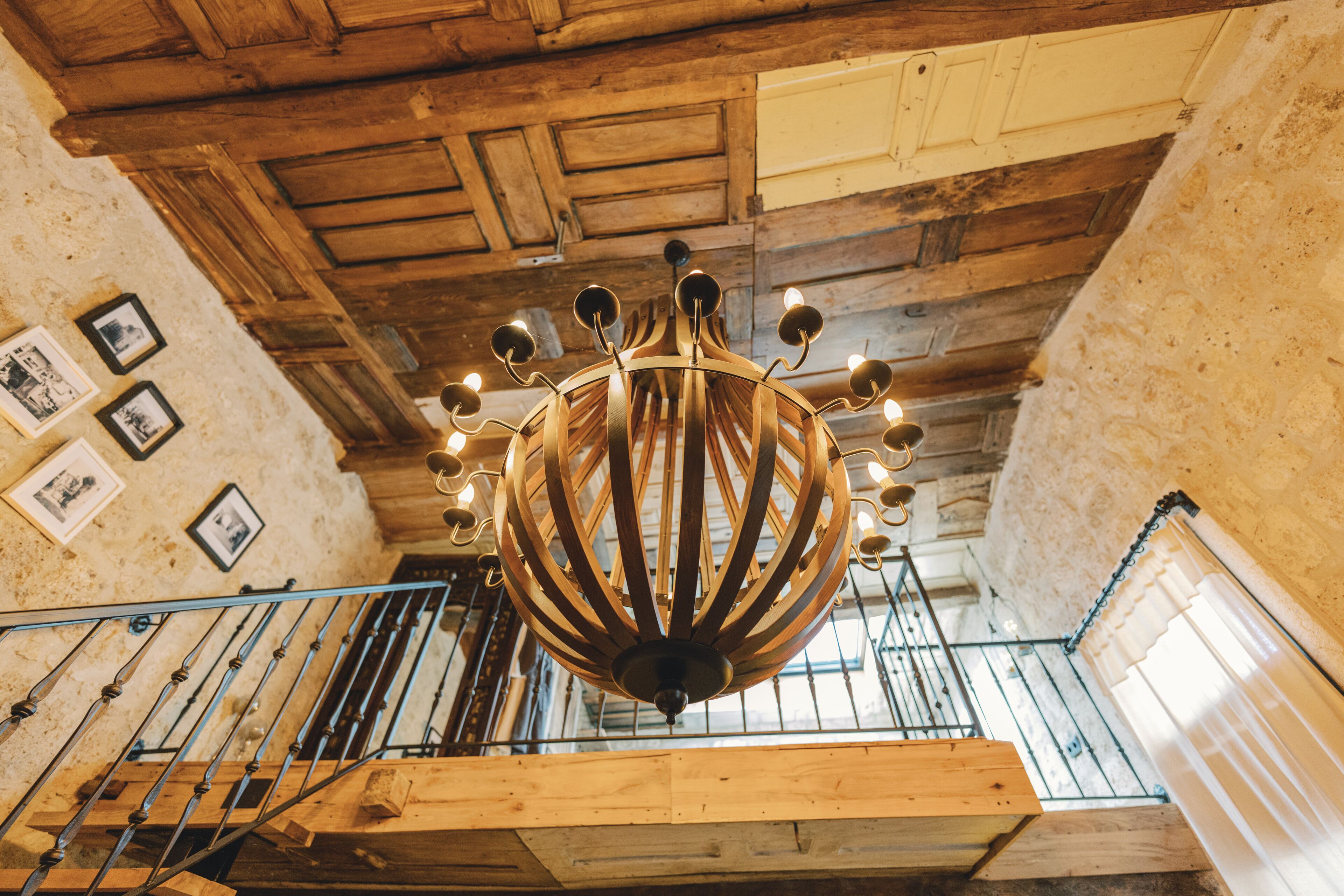 Una scala in legno con un lampadario.
